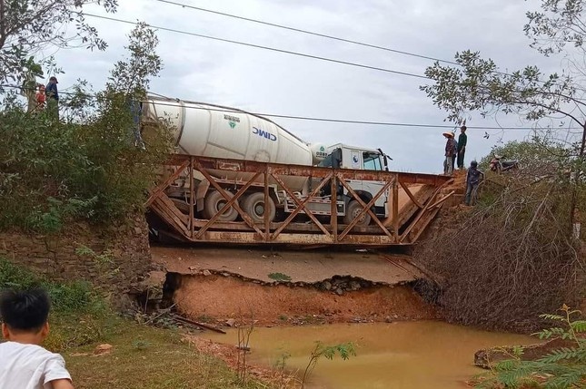 Xe cho be tong lam sap cau dan sinh o Nghe An hinh anh