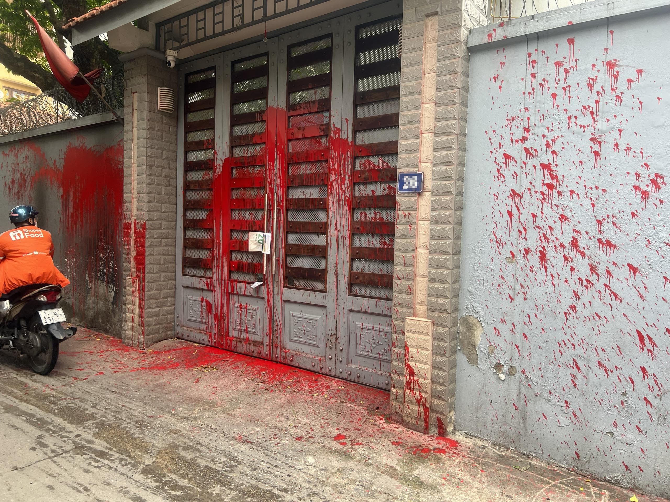 Mot gia dinh o Ha Noi lien tuc bi tat chat ban vao nha hinh anh