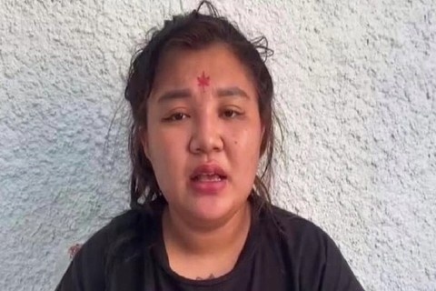 Co gai gio tro gay su voi nhan vien giao hang de cuop tien hinh anh