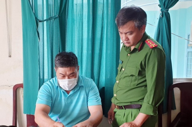 Nguyen truong phong kinh doanh Khach san Hau Giang bi bat hinh anh