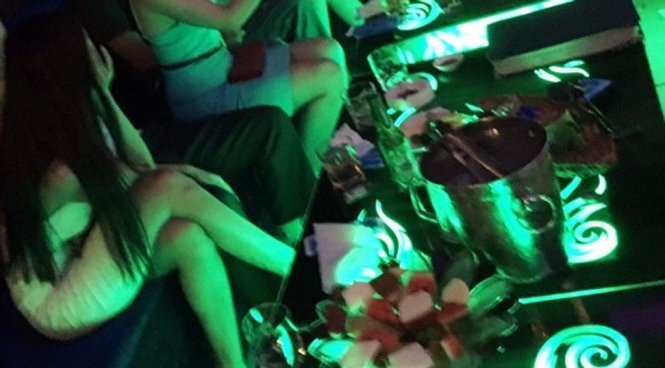 An mang sau mau thuan giua khach hat voi nu nhan vien karaoke hinh anh