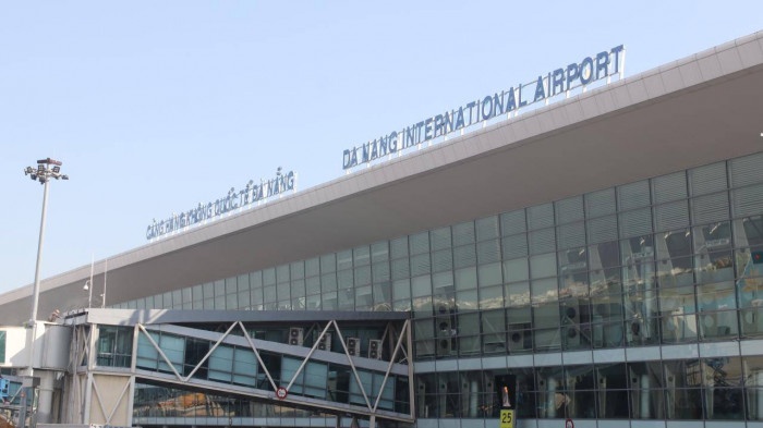 Nhat duoc iPhone cua khach, nhan vien ve sinh san bay giau o goc cay hinh anh