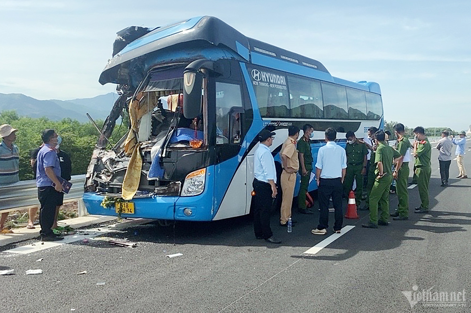 Nguoi thoat chet ke phut xe khach cho doan tu thien gap nan o cao toc hinh anh