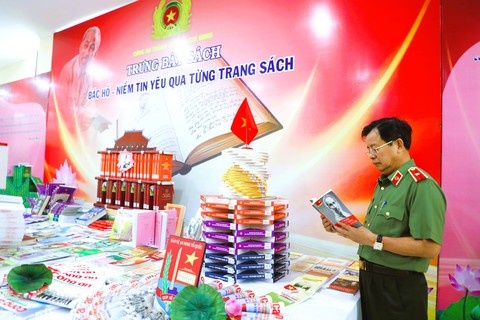 Trung bay sach voi chu de 'Bac Ho - niem tin yeu qua tung trang sach' hinh anh