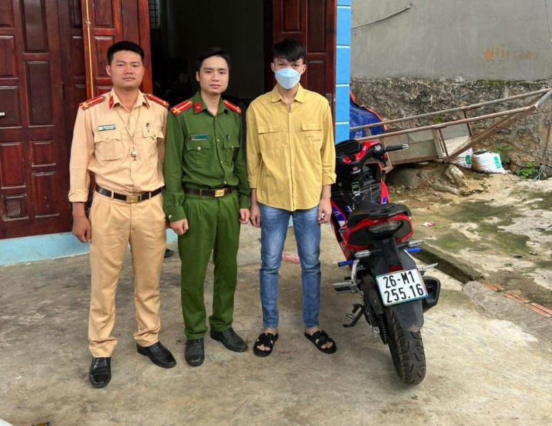 nằm trên yên xe môtô ảnh 2 nam tren yen xe moto anh 2