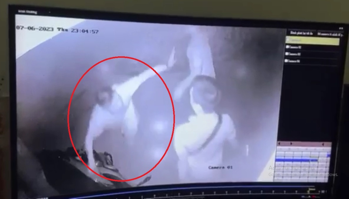 Dem khuya nguoi dan ong bi danh guc truoc cua nha o Ha Noi hinh anh