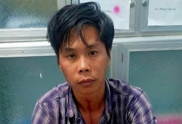 Nguoi dan khong che, bat giu nghi pham cuop tiem vang hinh anh