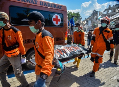 Indonesia yeu cau nhan vien vien tro quoc te roi khu vuc tham hoa hinh anh