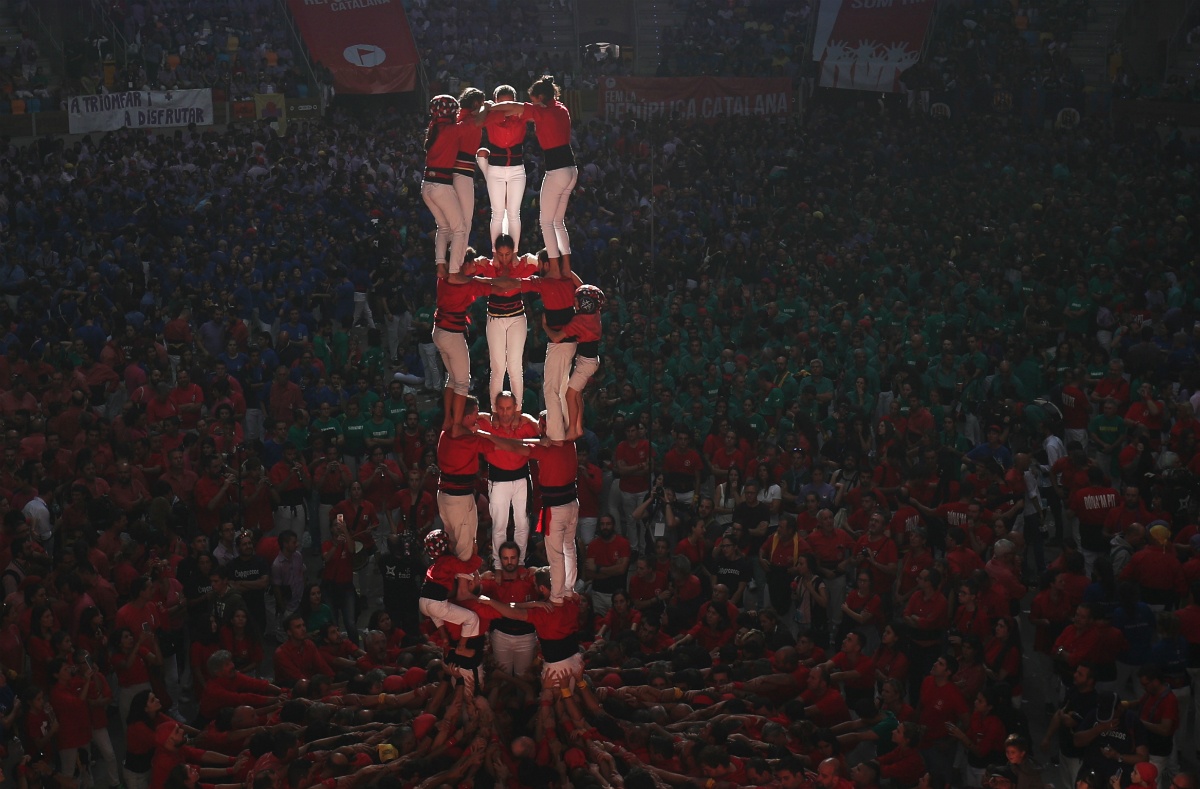 6.000 nguoi Catalonia tham gia cuoc thi xay 'thap nguoi' hinh anh