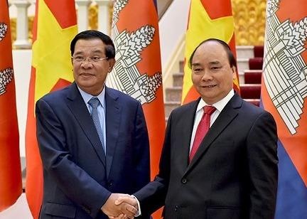 Thu tuong Nguyen Xuan Phuc gap song phuong Thu tuong Campuchia Hun Sen hinh anh