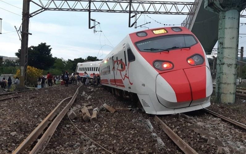 Trai nghiem kinh hoang cua hanh khach vu lat tau o Dai Loan hinh anh