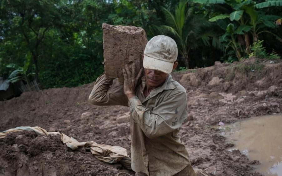 Nong dan Campuchia bi day vao canh khon cung vi bien doi khi hau hinh anh