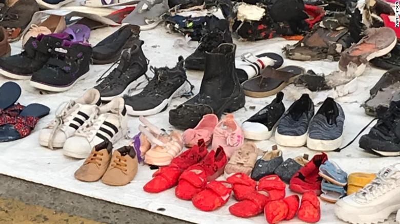 Giay, tui, vi nan nhan may bay Lion Air xep thanh hang tren ben cang hinh anh