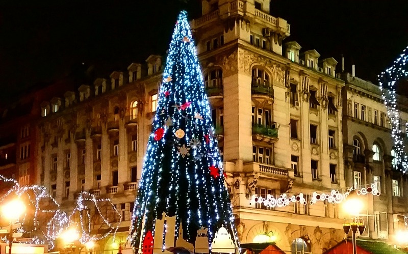 Nguoi dan Serbia phan no vi 3 trieu USD trang tri Giang sinh hinh anh