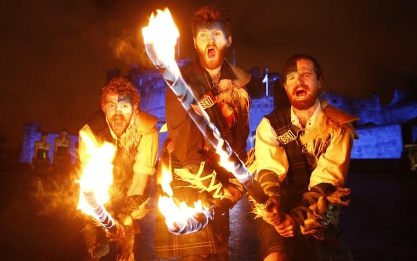 Nguoi Scotland ruoc duoc don nam moi theo truyen thong Viking hinh anh