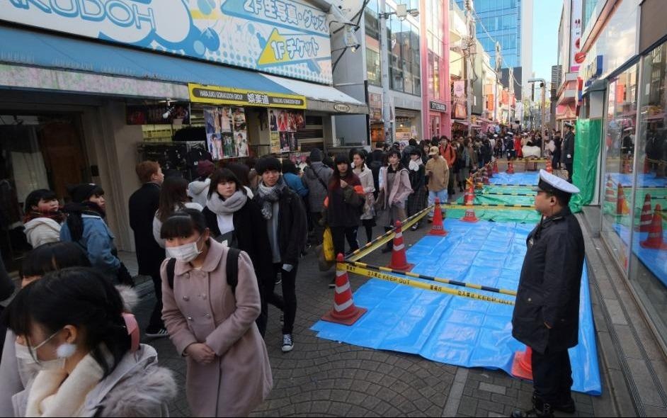 Oto lao vao dam dong don nam moi o Tokyo ngay sau giao thua hinh anh
