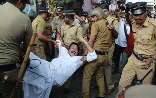 Phu nu An Do phai di tron vi vao den thieng, bieu tinh no khap bang hinh anh