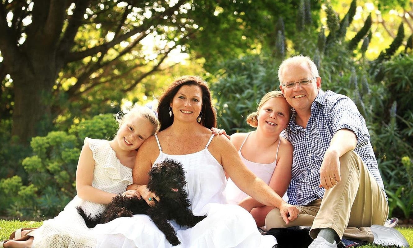 Bi Photoshop hong, thu tuong Australia co hai chan trai trong anh hinh anh