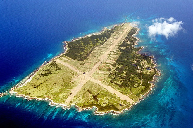 Nhat mua hon dao cho My huan luyen may bay cua tau san bay hinh anh