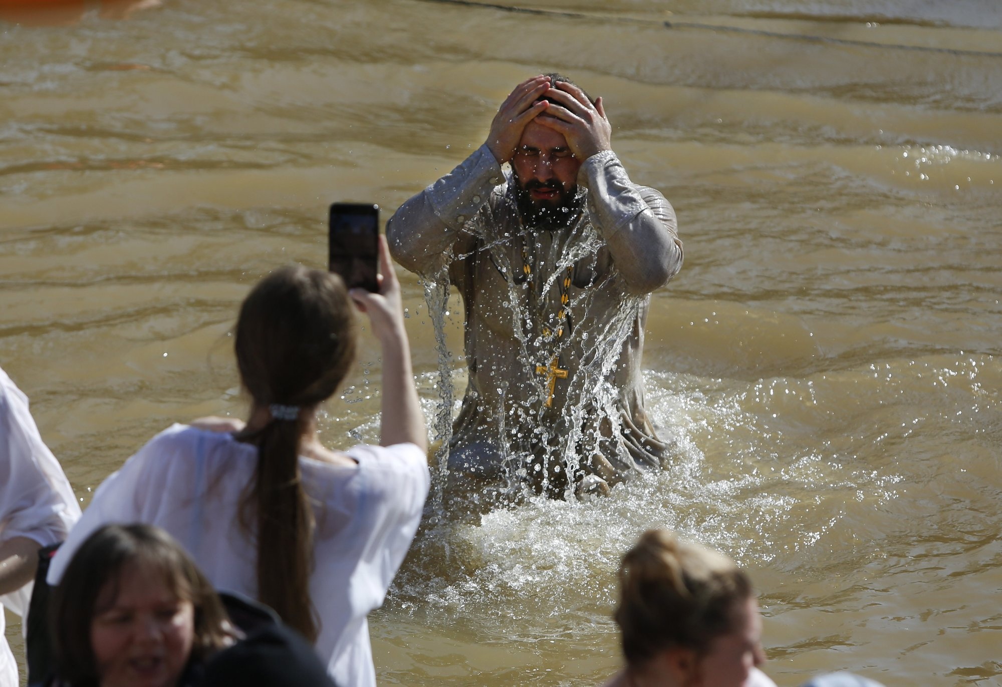 Nguoi Nga ngam minh xuong song bang lanh buot trong Le Hien linh hinh anh