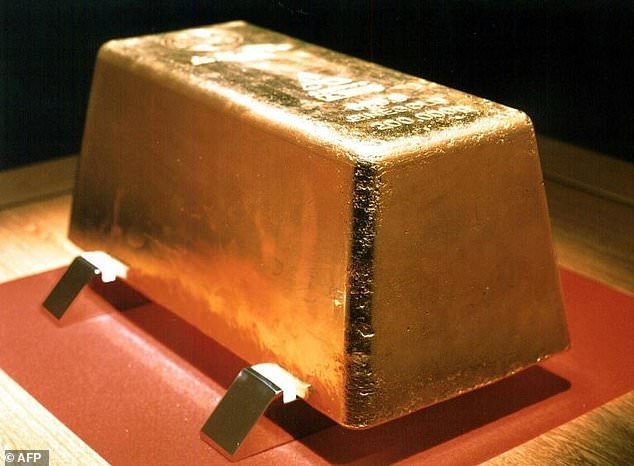 Toi pham hoa trang thanh canh sat cuop 160 kg vang o Nhat hinh anh