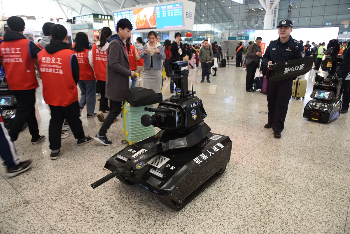 Xe tang robot va bieu tinh nu quyen vao top anh tuan hinh anh