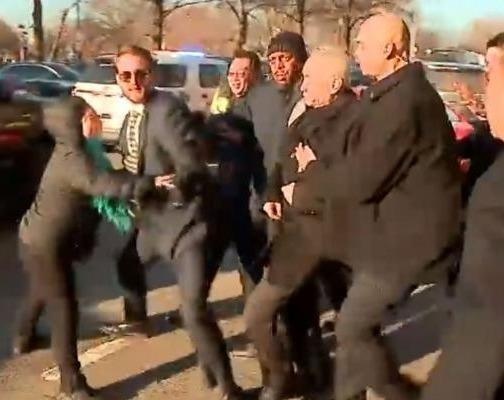 Doan dam phan TQ tai Washington bi nguoi bieu tinh gay roi, truy duoi hinh anh