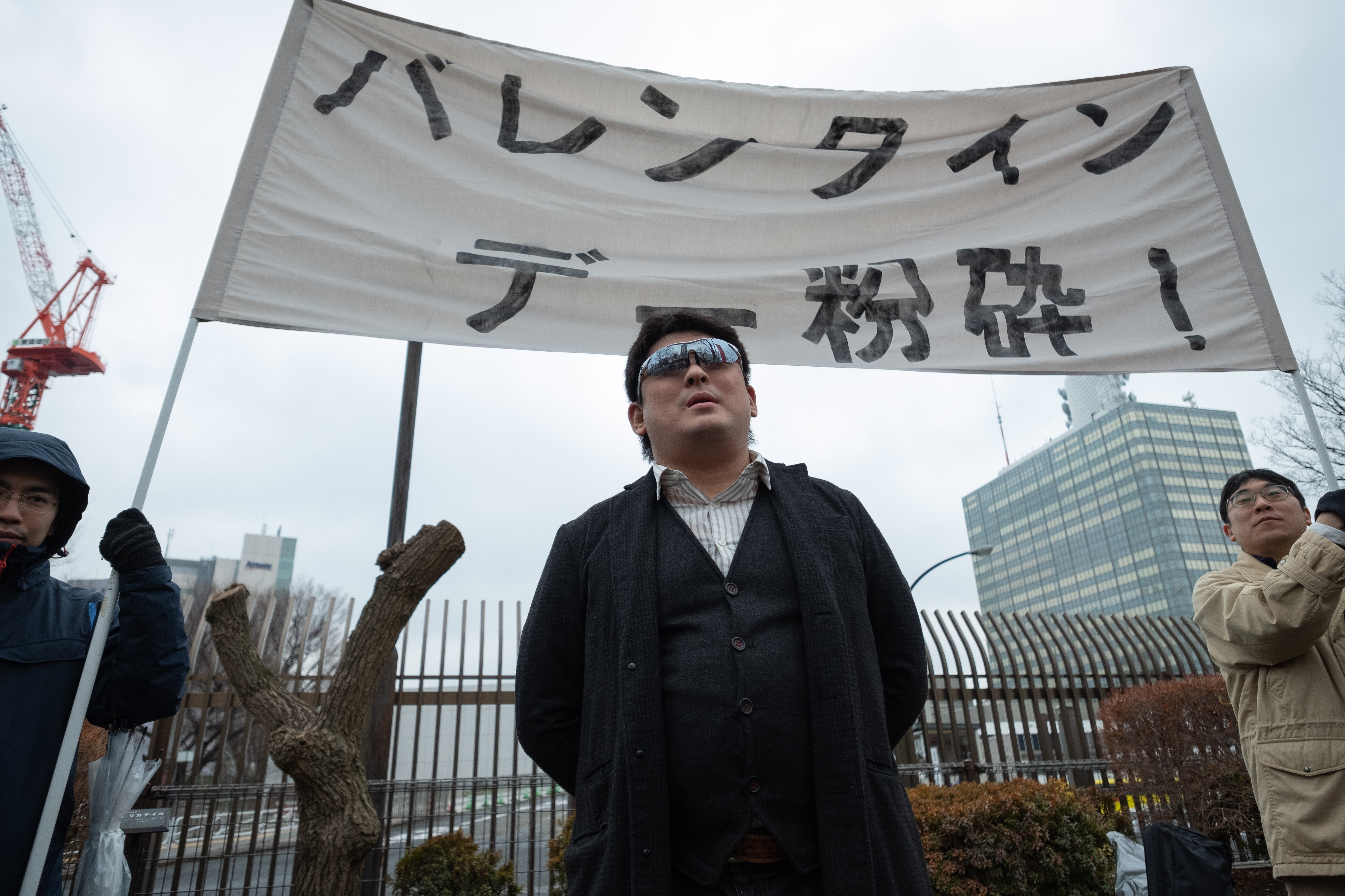 Nhat bieu tinh phan doi Valentine anh 1