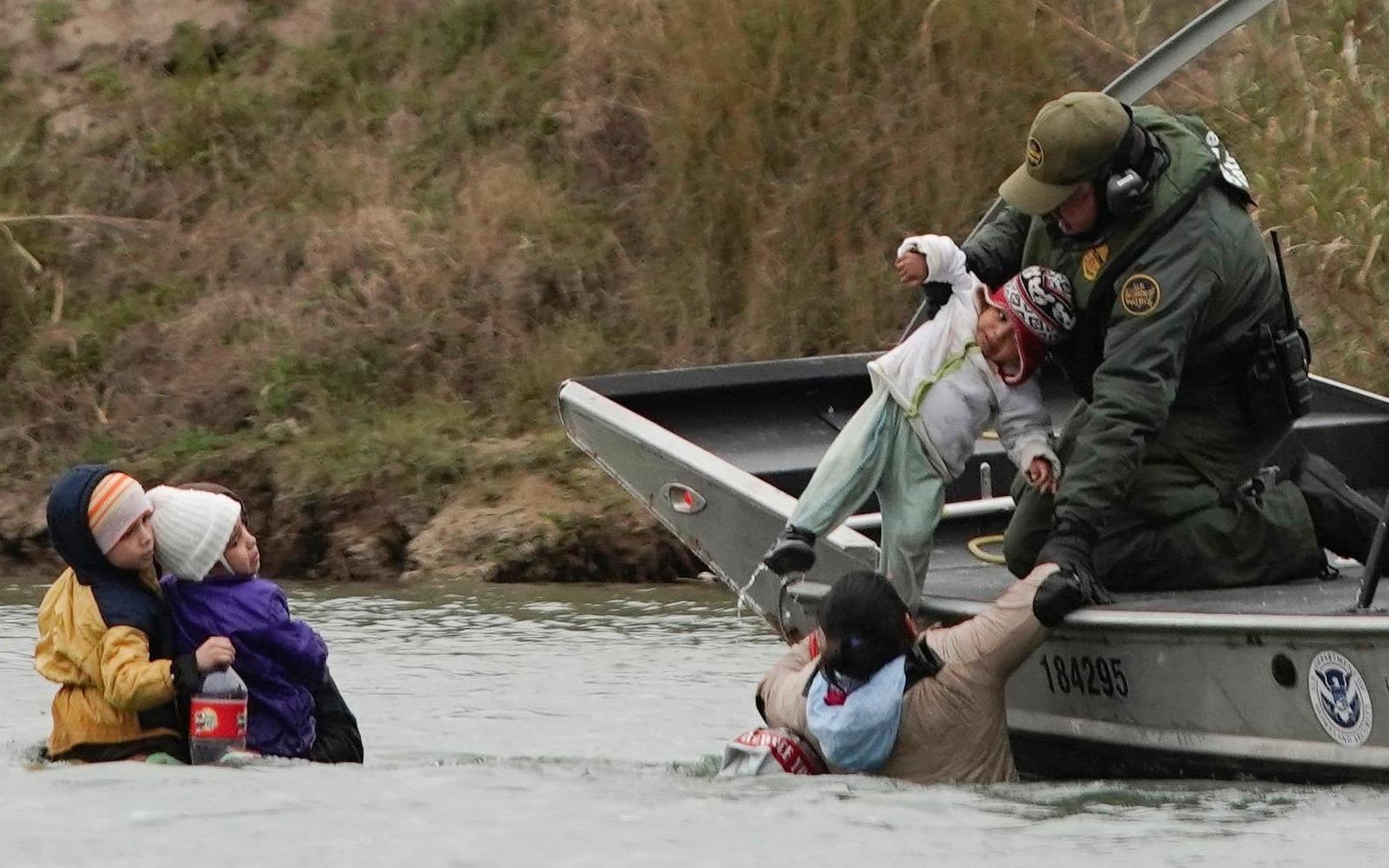 Bat chap nguy hiem, nguoi di cu mang con loi bo qua song de vao My hinh anh