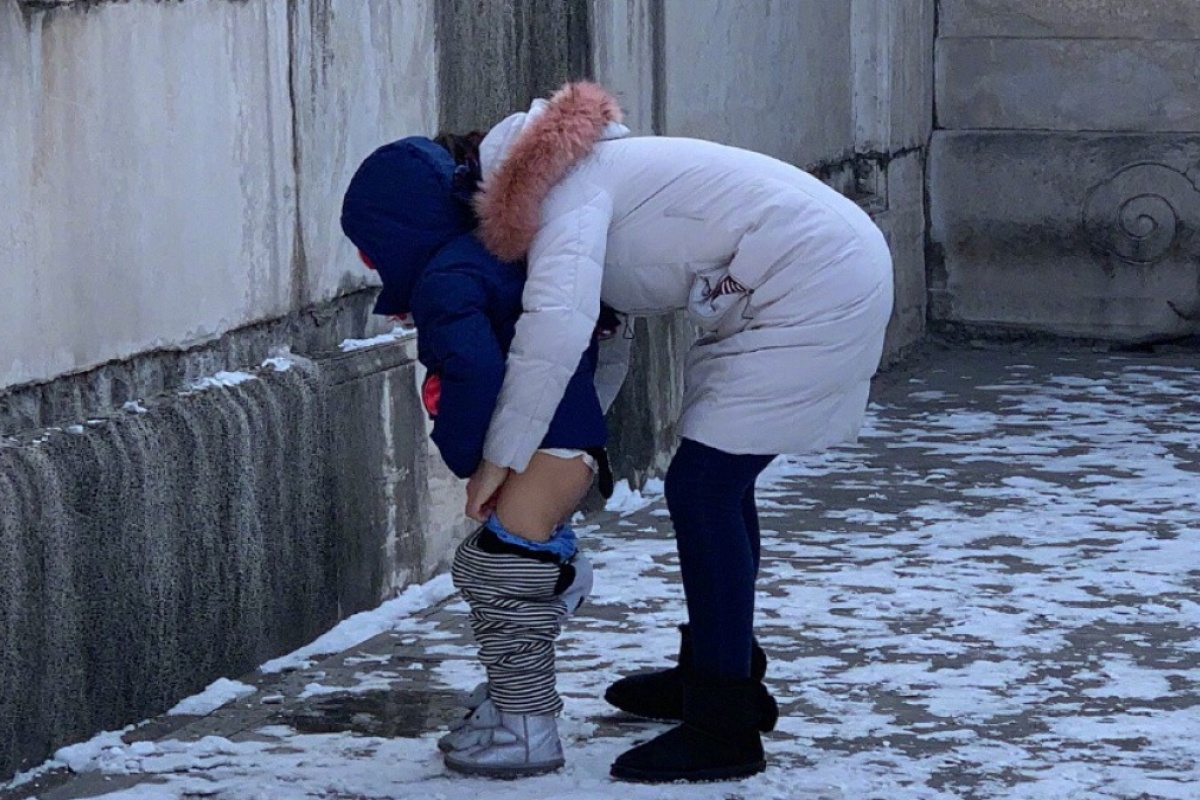 Du khach TQ cho con te bay trong Tu Cam Thanh gay phan no hinh anh