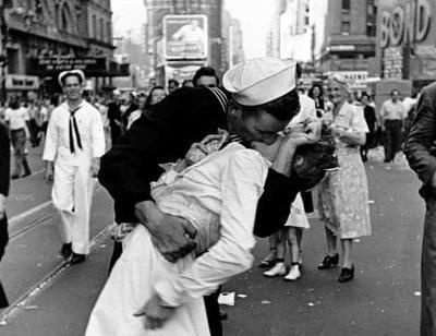 Cuu thuy thu trong buc anh 'Nu hon' qua doi o tuoi 95 hinh anh