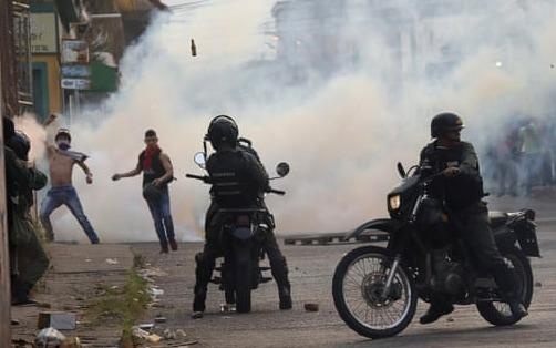 Bao luc no ra o bien gioi Venezuela - Colombia, canh sat dung hoi cay hinh anh