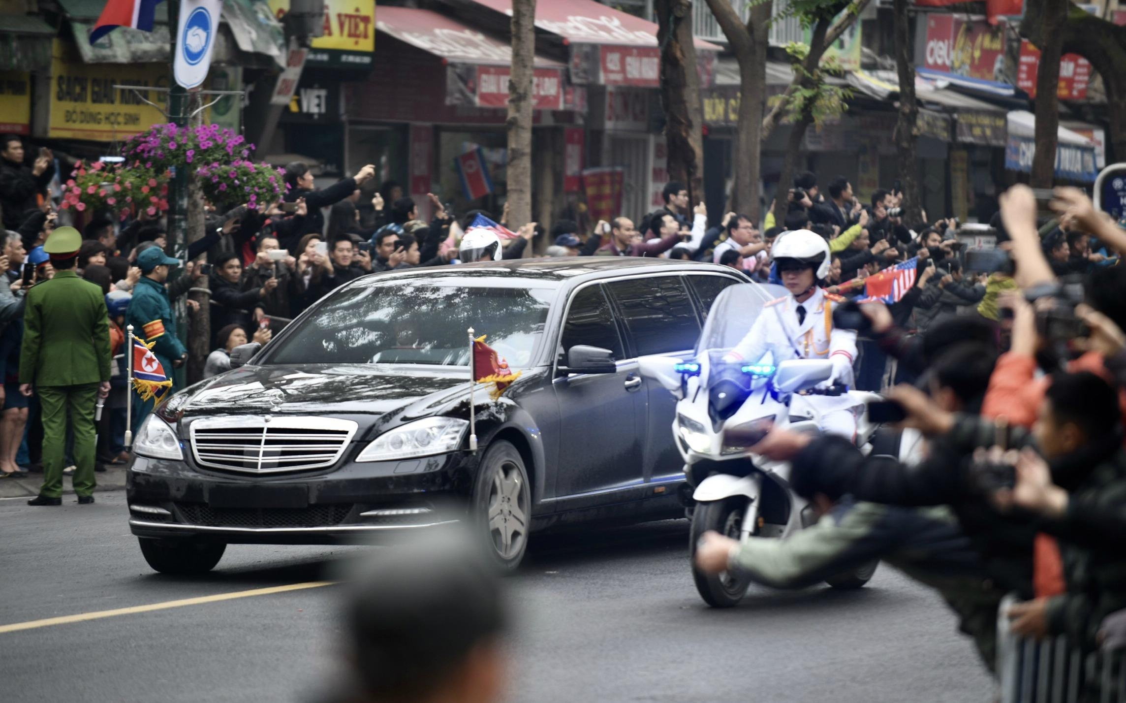 Nhung 'con sot' tren duong pho Ha Noi vi ong Kim Jong Un hinh anh