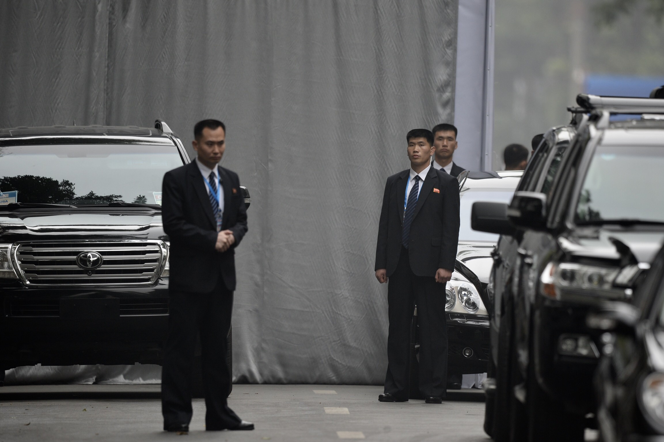 Xe ong Trump, ong Kim chay vao leu 'an ninh' truoc cua khach san hinh anh