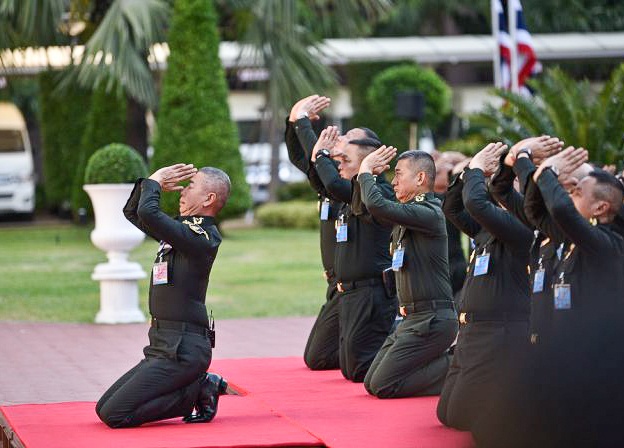 Quan doi Thai Lan the trung thanh voi chinh quyen ung ho hoang gia hinh anh