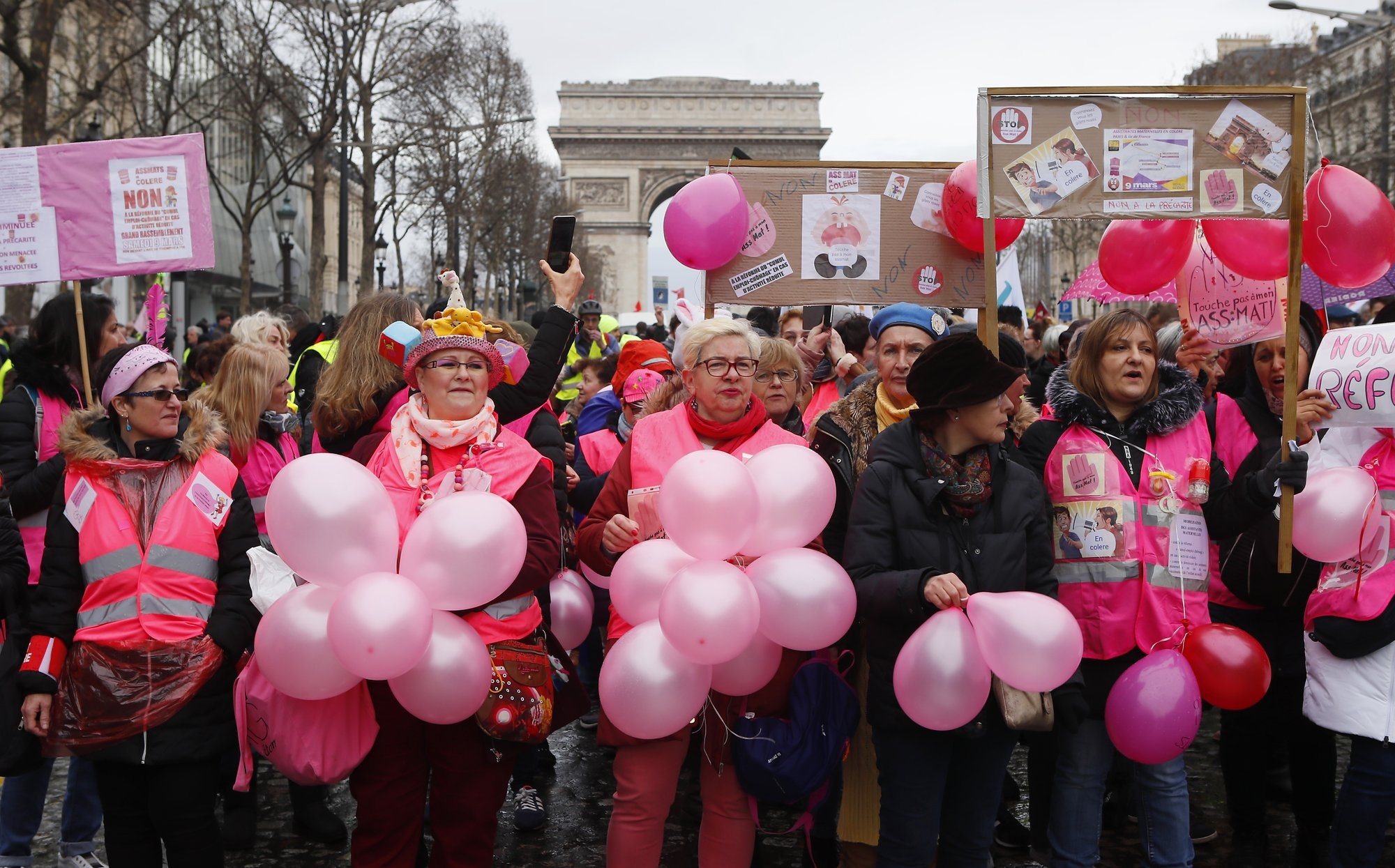 bieu tinh ao khoac vang o Phap tiep dien anh 3