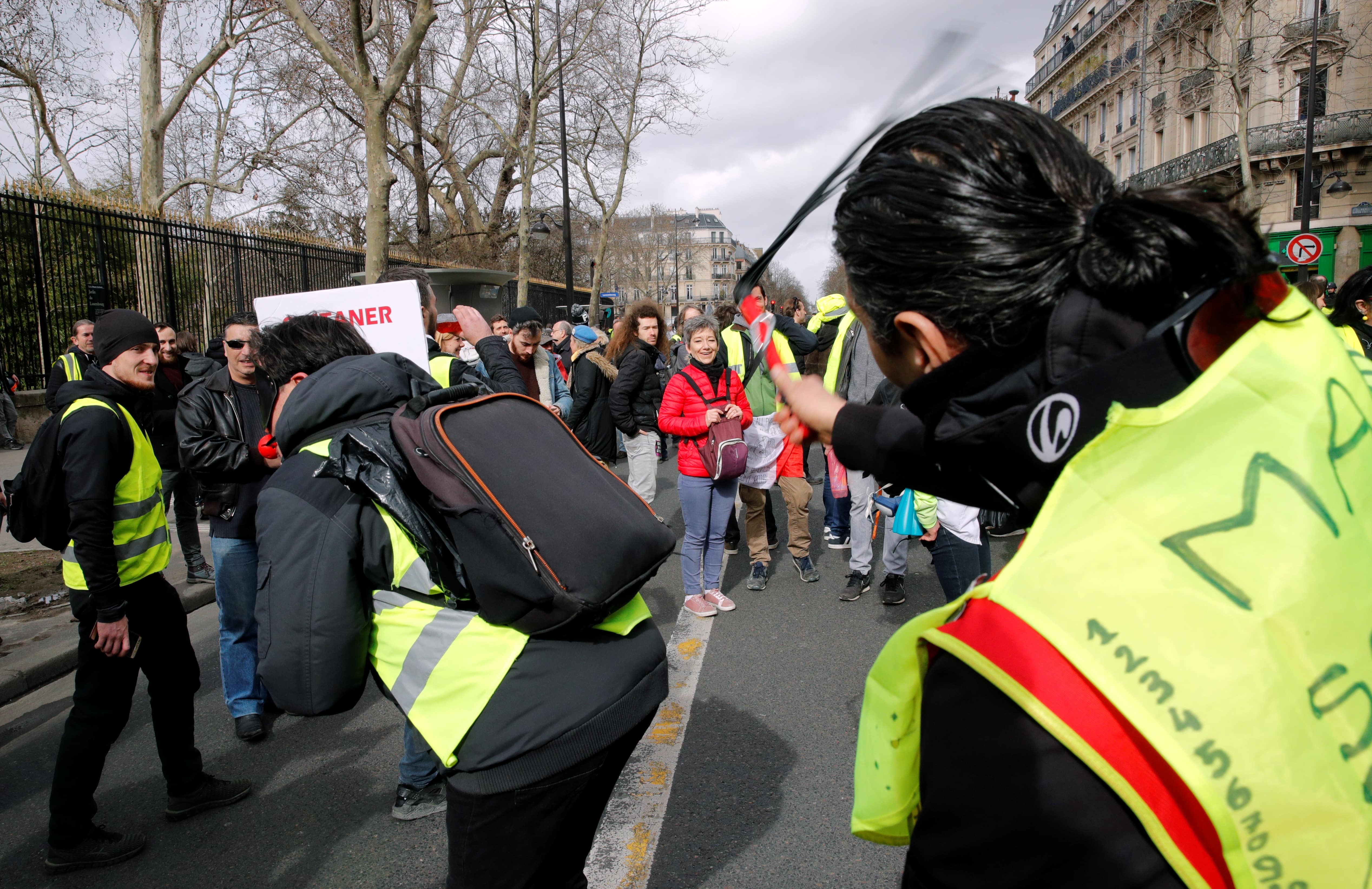 bieu tinh ao khoac vang o Phap tiep dien anh 9