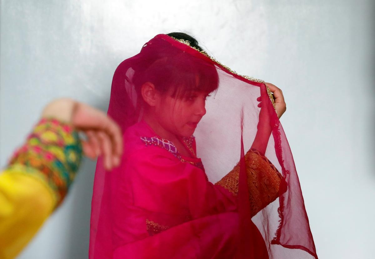 Nhung tre em bi ban, lam dung va giet hai vi chien tranh o Afghanistan hinh anh