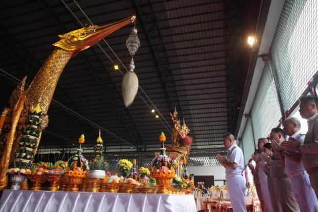 Hai quan Thai Lan cau nguyen nu than bao ve sa lan cua nha vua hinh anh