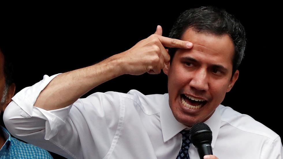 Tong thong tu phong Venezuela bi tuoc quyen mien tru, doi mat truy to hinh anh