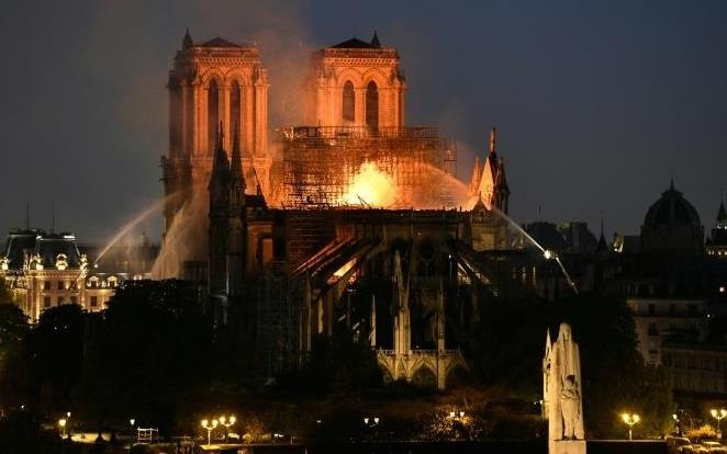 Hang loat ty phu Phap do tien xay dung lai Nha tho Duc Ba Paris hinh anh