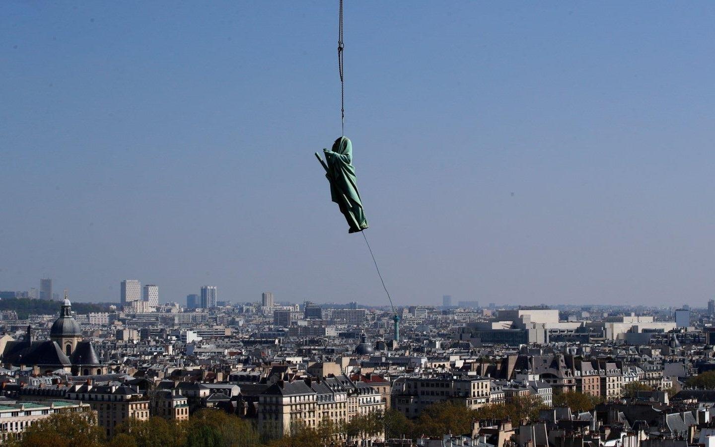 Paris kip di doi 16 buc tuong thanh truoc vu chay Nha tho Duc Ba hinh anh