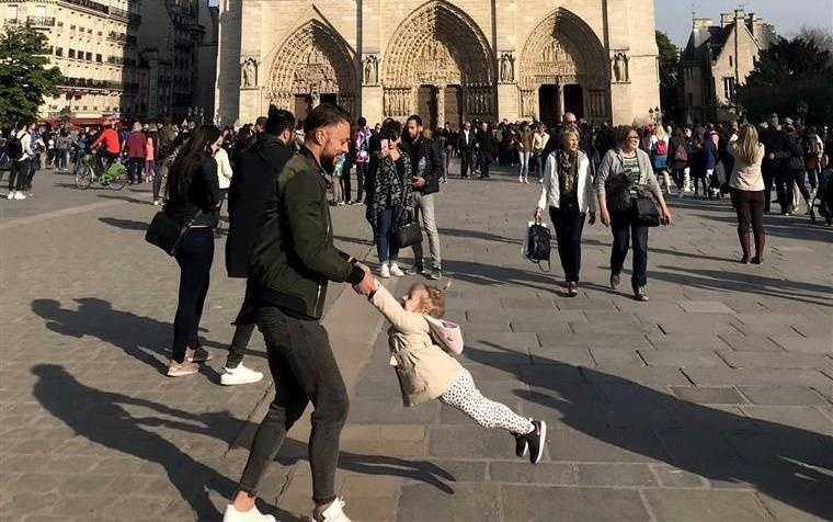 Tim ra 2 cha con vui dua truoc Nha tho Duc Ba Paris trong anh gay sot hinh anh