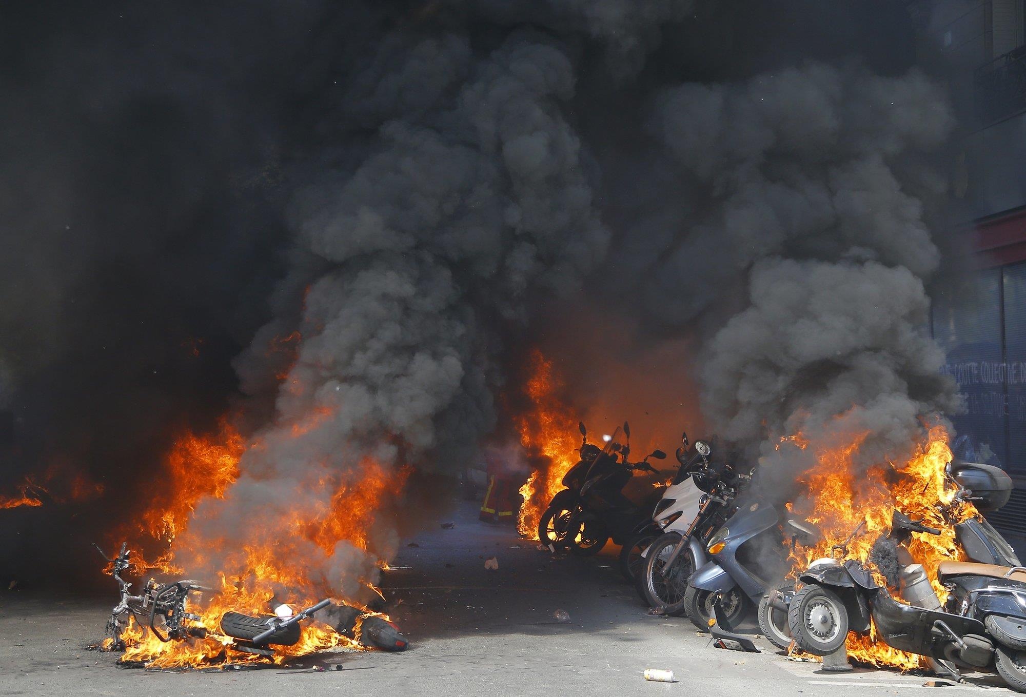 bieu tinh ao khoac vang o Phap anh 6