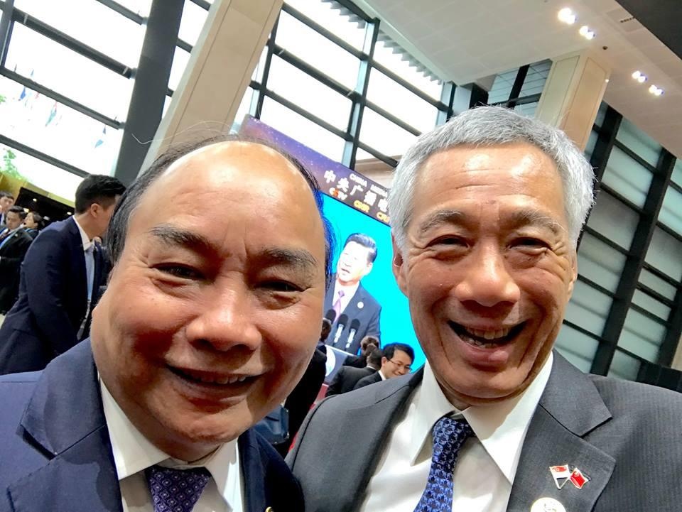 Thu tuong Singapore dang anh 'wefie' cung Thu tuong Nguyen Xuan Phuc hinh anh