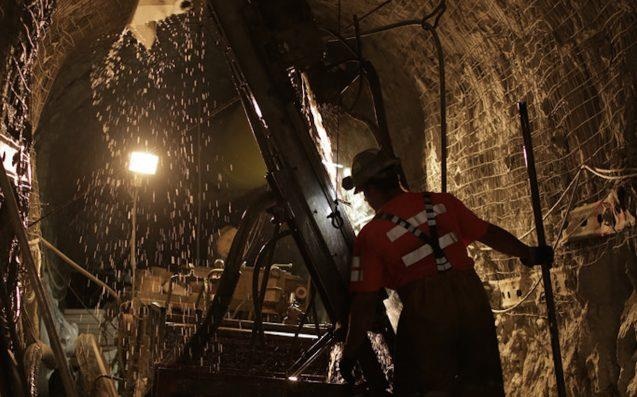 1.800 cong nhan mac ket trong ham mo khai thac bach kim o Nam Phi hinh anh