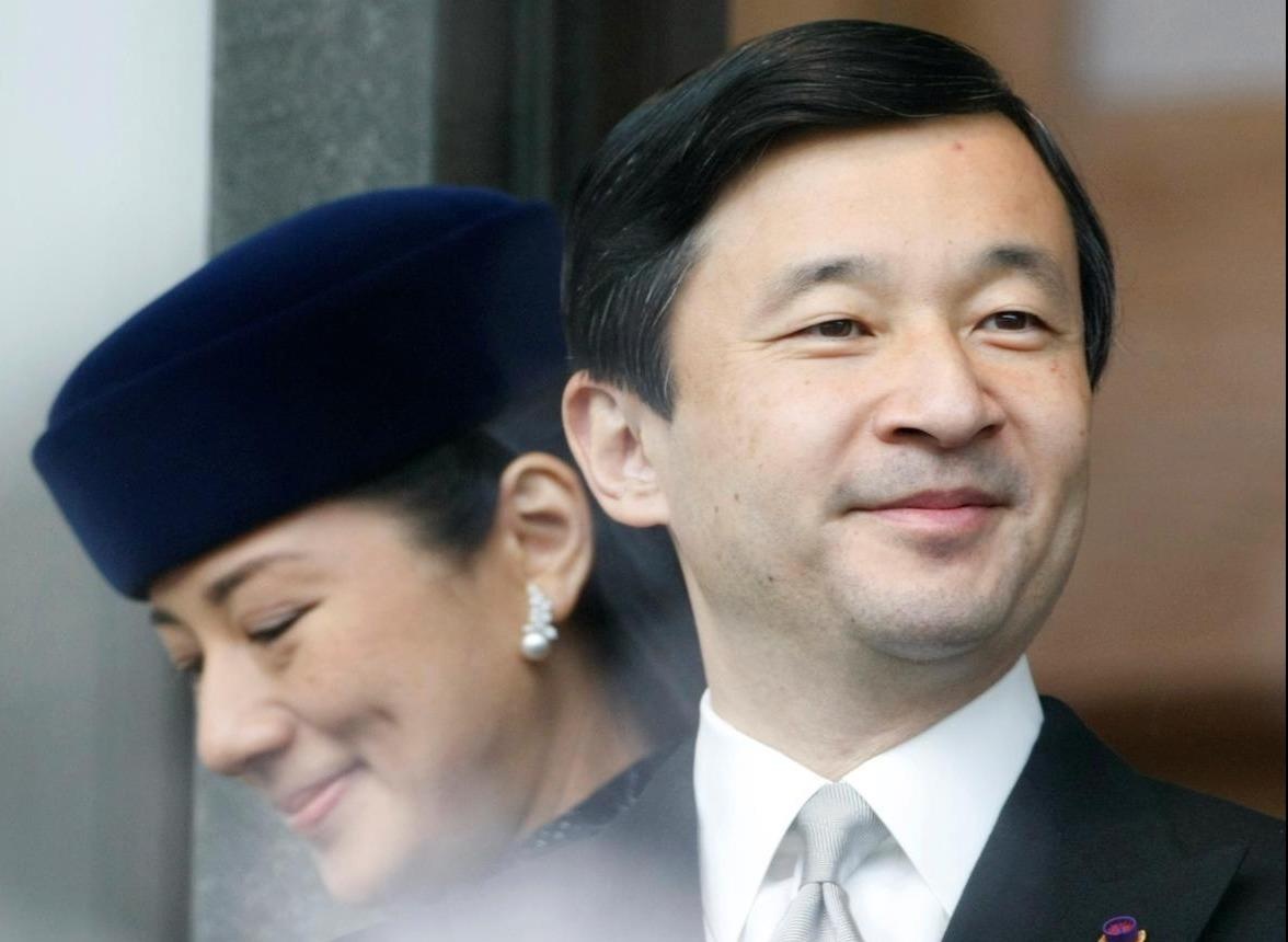 Nhat hoang sap len ngoi va nhung lan pha vo truyen thong hoang gia hinh anh