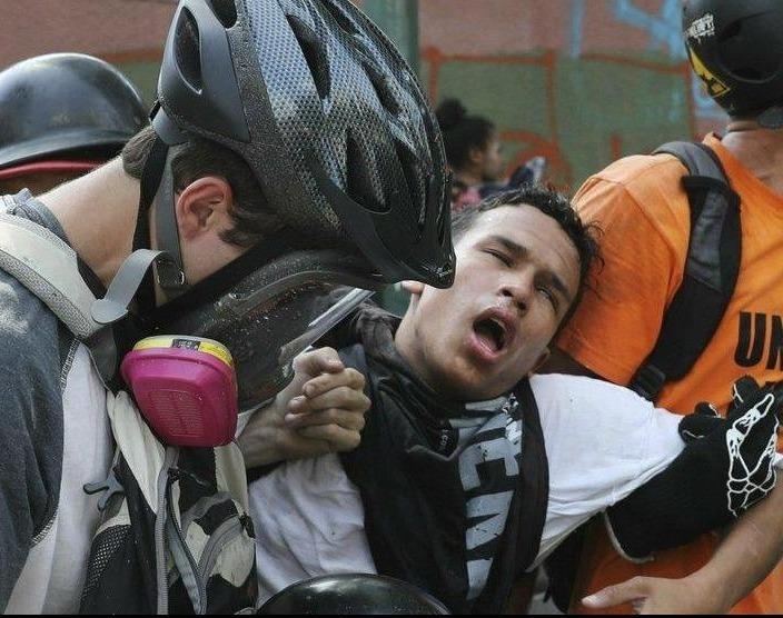 Bieu tinh ngay 2, lanh dao doi lap Venezuela bi vi la 'xac song' hinh anh