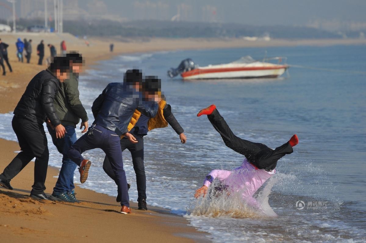 TQ cam tap tuc bat nat co dau chu re vi 'suy doi dao duc' hinh anh