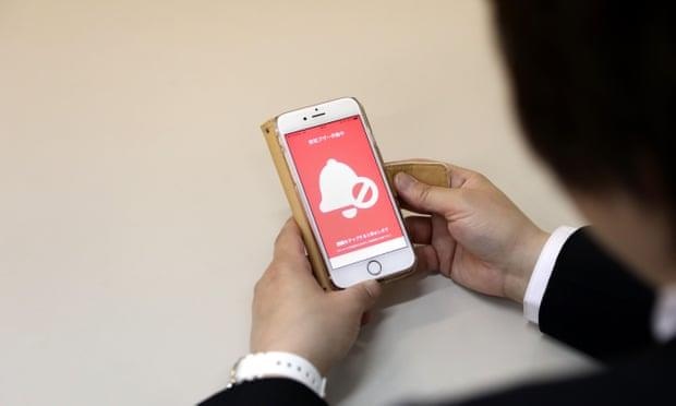 Phu nu Nhat dung ung dung di dong canh bao 'yeu rau xanh' tren tau hinh anh